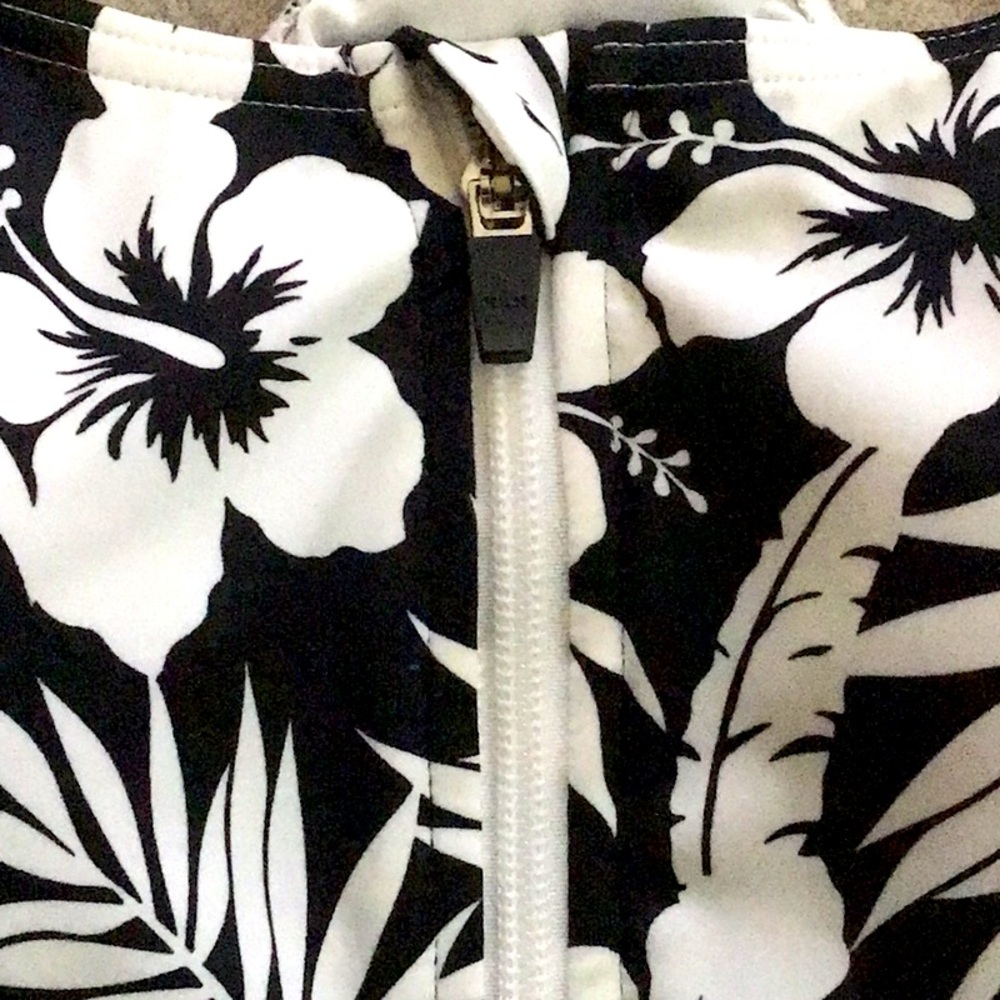 Womens NWT Swim Suit Top LANDS' END Black White Floral Zipper Front Size S 6-8 - Picture 2 of 5